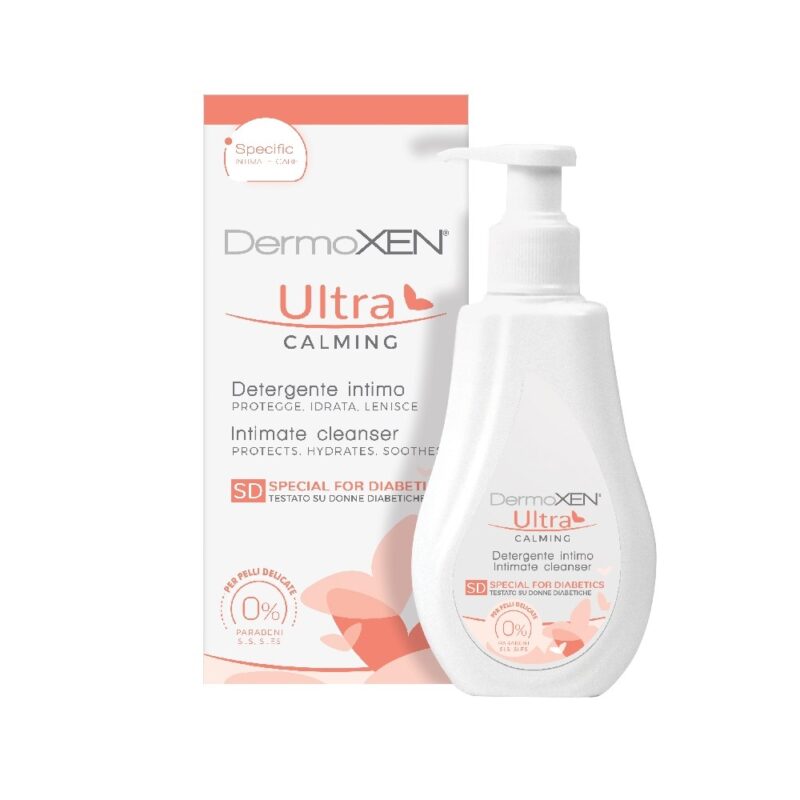 Ένα μπουκάλι Dermoxen Ultra Calming SD Intimate Cleanser 125ml δίπλα στο κουτί συσκευασίας του.