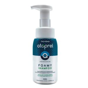 Ένα μπουκάλι 250 ml Frezyderm Atoprel Foamy Shampoo, σχεδιασμένο για ξηρή και ευαίσθητη περιποίηση του τριχωτού της κεφαλής, εξοπλισμένο με δοσομετρητή αντλίας.