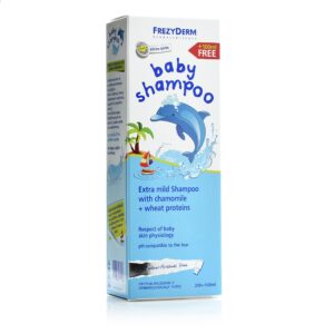 Η συσκευασία του Frezyderm Baby Shampoo 300 ml, εμπλουτισμένη με πρωτεΐνες χαμομηλιού και σιταριού, μπορεί να υπερηφανεύεται για έναν απολαυστικό σχεδιασμό που αναδεικνύει ένα δελφίνι που πηδάει και μια γοητευτική επωνυμία με θέμα το μωρό.