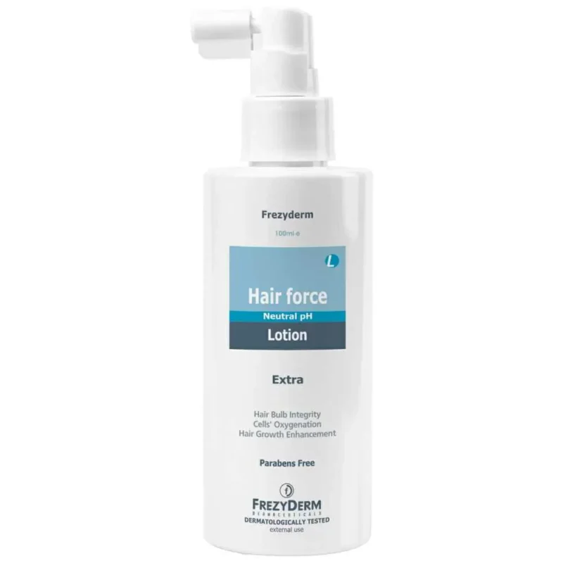 Ένα μπουκάλι 100ml Frezyderm Hair Force Lotion Extra, λευκού χρώματος και εξοπλισμένο με διανομέα αντλίας, κατασκευασμένο ειδικά για την ανάπτυξη των μαλλιών και την υγεία του τριχωτού της κεφαλής.