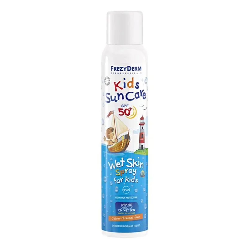 Ένα μπουκάλι 200 ml Frezyderm Kids Sun Care SPF50+ Wet Skin Spray για παιδιά, με ιστιοπλοϊκό καρτούν και φάρο στην ετικέτα.