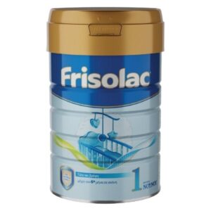 Ένα κουτάκι Frisolac 1 800 g βρεφικής φόρμουλας με χρυσό καπάκι και γαλάζια ετικέτα που απεικονίζει μια κούνια.