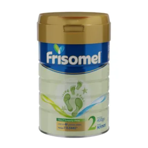 Ένα κουτί Frisomel 2 400 g βρεφικής φόρμουλας με πράσινα ίχνη στην ετικέτα και καπάκι σε χρυσό χρώμα.