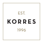 Το λογότυπο korres έχει ένα μαύρο και χρυσό τετράγωνο με το κείμενο "EST. KORRES 1996" στο κέντρο.