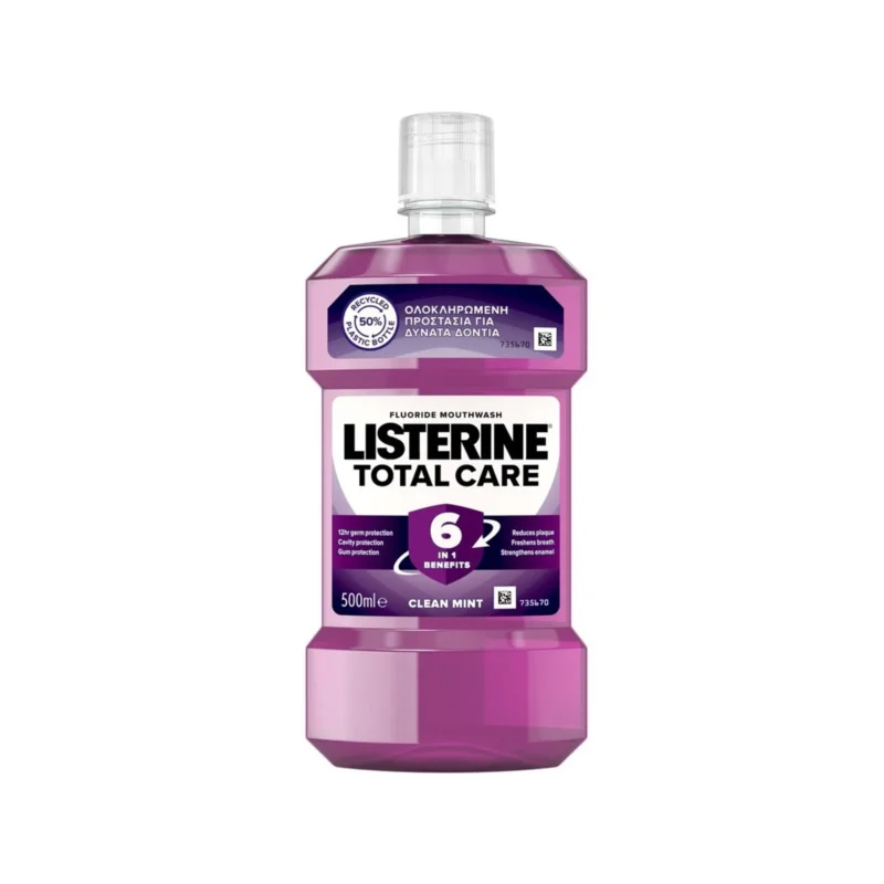 Ένα μπουκάλι 500 ml Listerine Total Care, με μωβ ετικέτα και καθαρή γεύση μέντας, παρέχοντας έξι οφέλη.