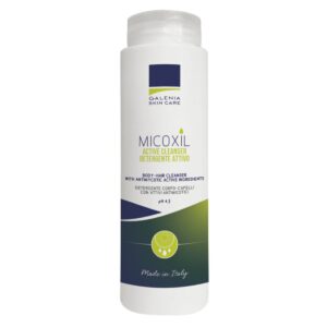 Ένα μπουκάλι 250 ml Micoxil Active Cleanser Body & Hair, εμποτισμένο με αντιμικροβιακά συστατικά και με περήφανη σήμανση "Made in Italy".