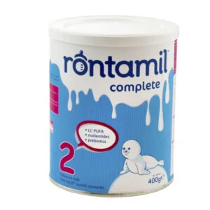 Ένα κουτί Rontamil Complete 2 γάλακτος 400 γραμμαρίων, με μπλε ετικέτα και απεικόνιση λευκής σφραγίδας μωρού στο μπροστινό μέρος.