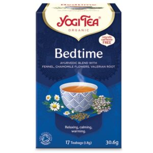 Κουτί Yogi Tea Bedtime 30,6 g με εικονογράφηση φλιτζάνι τσαγιού και βότανα. Κείμενο: "Χαλαρωτικό, ηρεμιστικό, ζεστό." Περιέχει 17 φακελάκια τσαγιού για ήρεμες νύχτες.