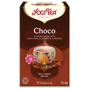 Κουτί Yogi Tea Choco 34 g με ένα ζωγραφισμένο φλιτζάνι με ατμό, λοβούς κακάο, ένα ροζ λουλούδι και το κείμενο "Πικάντικο, κομψό, νόστιμο.