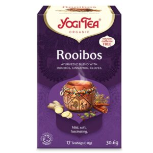 Ένα μωβ κουτί Yogi Tea Rooibos 30,6 g παρουσιάζει ένα διακοσμητικό φλιτζάνι με τζίντζερ και μπαχαρικά, που περιέχει 17 βιολογικά φακελάκια τσαγιού.