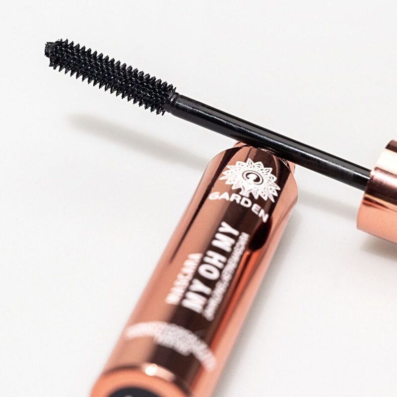 Ο ροζ χρυσός σωλήνας της Garden My Oh My Mascara διαθέτει ένα κομψό μαύρο απλικατέρ βούρτσας που εκτείνεται προς τα έξω.