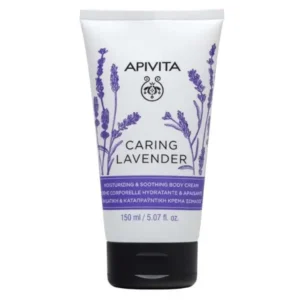 Ο σωλήνας Κρέμα Σώματος Apivita Caring Lavender, με κομψές εικονογραφήσεις και κείμενο λεβάντας, κάθεται με χάρη σε ένα παρθένο λευκό φόντο.