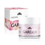 Garden Αντιρυτιδική με Υαλουρονικό Ένα βάζο Garden Αντιρυτιδική με Υαλουρονικό κρέμα προσώπου με συσκευασία με ντελικάτα ροζ και λευκά φλοράλ σχέδια.