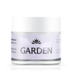 Λευκό βάζο Garden Nourishing Night Cream για πρόσωπο και μάτια με σχέδιο αβοκάντο, με λογότυπο λωτού σε παρθένο λευκό φόντο.