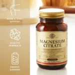 Ένα μπουκάλι Solgar Magnesium Citrate στηρίζεται στο τραπέζι, με σύμβολα για υποστήριξη των οστών, ποιοτικά μέταλλα και ενεργειακή υποστήριξη.