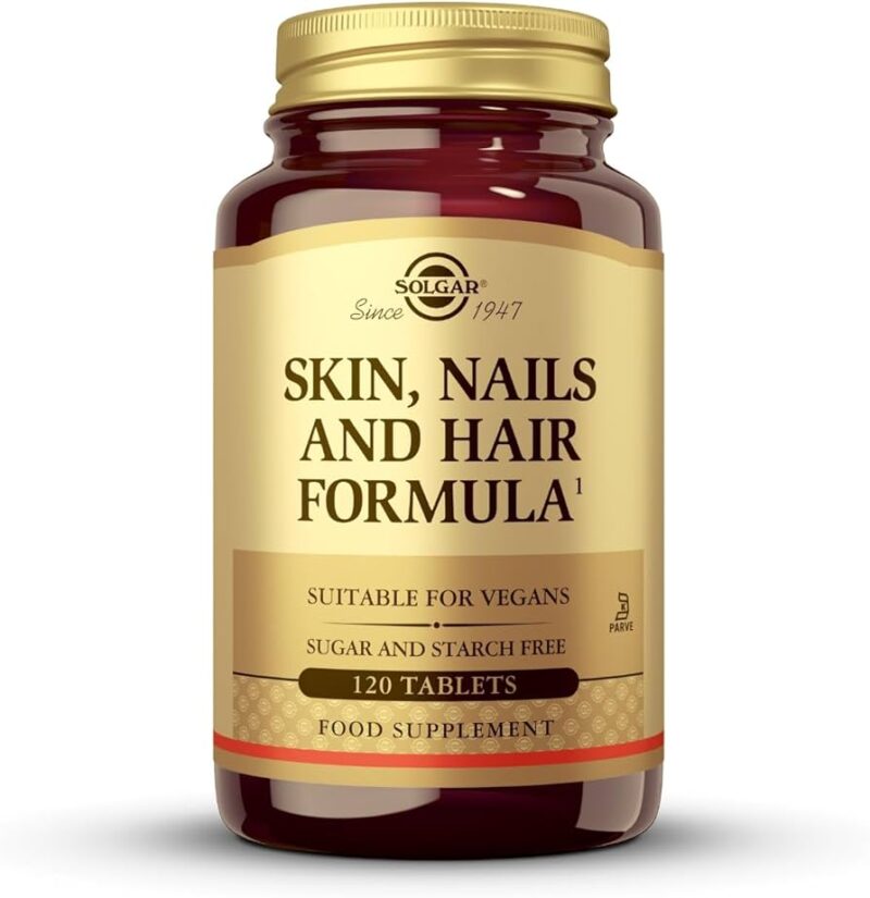 Η Solgar Skin Nails & Hair Formula παρέχει 120 vegan ταμπλέτες, χωρίς ζάχαρη και άμυλο, για να υποστηρίξουν τη ρουτίνα ομορφιάς σας.