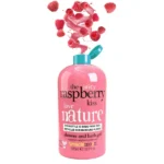 Ένα ροζ μπουκάλι Treaclemoon The Raspberry Kiss Bath & Shower Gel εμφανίζεται με σμέουρα και πιτσιλιές από πάνω σε λευκό φόντο.