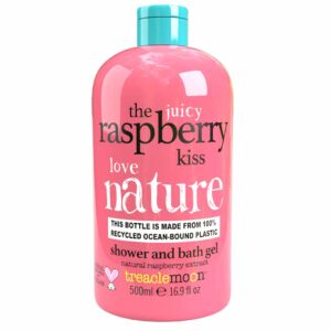 Το Treaclemoon The Raspberry Kiss Bath & Shower Gel 500ml διατίθεται σε ροζ μπουκάλι κατασκευασμένο από ανακυκλωμένο πλαστικό συνδεδεμένο στον ωκεανό, με άρωμα βατόμουρου.