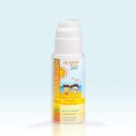 Λευκό μπουκάλι αντηλιακό Coverderm Filteray Body Plus For Kids SPF50+ 100ml με δοσομετρητή αντλίας και πολύχρωμη ετικέτα.