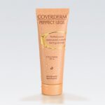 Coverderm Perfect Legs Waterproof SPF16 50ml Ένα ροδακινί σωληνάριο Coverderm Perfect Legs Waterproof SPF16 50ml, με σταγονίδια νερού, στέκεται όρθιο σε ανοιχτόχρωμο φόντο.