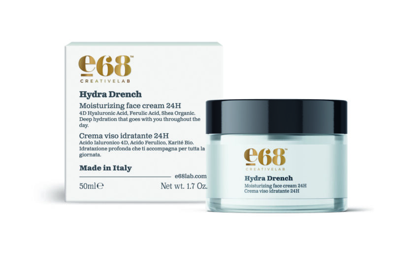 Το διαυγές βάζο e68 Hydra Drench – 24h Ενυδατική Κρέμα Προσώπου 50ml κάθεται δίπλα στο λευκό κουτί της με λεπτομέρειες προϊόντος.