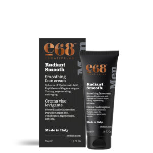 Η e68 Radiant Smooth – Smoothing Face Cream for Men 50ml διατίθεται σε μαύρο σωληνάριο και κουτί με κομψό λευκό και χρυσό κείμενο, σχεδιασμένο για να προσφέρει λείο, λαμπερό φινίρισμα.