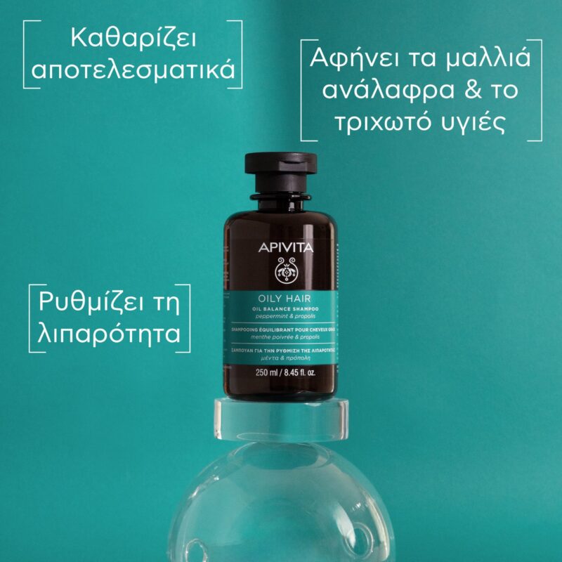 Apivita Σαμπουάν περιποίησης μαλλιών Oil Balance Peppermint & Propolis 250 ml σε πράσινο φόντο, πλαισιωμένο από ελληνικό κείμενο που τονίζει τη φόρμουλα εξισορρόπησης της λιπαρότητας και τα εξειδικευμένα οφέλη περιποίησης μαλλιών.