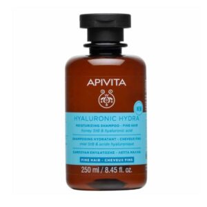 Το Apivita Hyaluronic Hydra Moisturizing Shampoo Fine Hair 250 ml διατίθεται σε καφέ μπουκάλι με μπλε ετικέτα και μαύρο καπάκι.