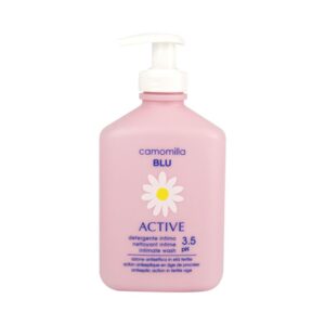 Το Camomilla Blu Active Intimate Wash pH3.5 300ml σε ροζ μπουκάλι με αντλία διανομής, διαθέτει ένα γραφικό λουλούδι χαμομηλιού.