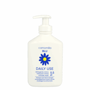 Λευκό μπουκάλι με αντλία με την ένδειξη "Camomilla Blu Daily Use Intimate Wash pH5.5 300ml" με μπλε γραφικό μαργαρίτα στο μπροστινό μέρος.