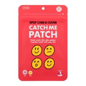 Κόκκινη συσκευασία με την ένδειξη "Catch Me Patch One Touch Spot Pouch 27pcs" με τρία κίτρινα εικονίδια με χαμογελαστά πρόσωπα και λευκό κείμενο, με σχεδιασμό One Touch για εύκολη εφαρμογή επιθέματος ακμής.