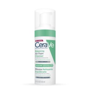 Το CeraVe Balancing Air Foam Cleanser 148 ml διατίθεται σε μπουκάλι με πράσινη και λευκή ετικέτα και βολικό δοσομετρητή αντλίας.