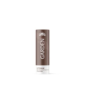 Το Garden Choco Lip Balm 5,2 g, σε λευκό σωληνάριο με την ένδειξη "Chocolate", περιέχει βιταμίνη Ε και βούτυρο καριτέ για θρεπτική φροντίδα, αφήνοντας τα χείλη απαλά και λεία με υπέροχο άρωμα σοκολάτας.