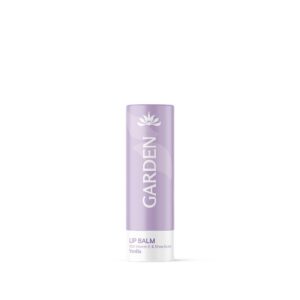 Ένα σωληνάριο λεβάντας με την ένδειξη "Garden Creamy Lip Balm Vanilla 5,2 g" στέκεται όρθιο σε λευκό φόντο, τονίζοντας την απαλή ελκυστικότητα αυτού του lip balm με γεύση βανίλια.