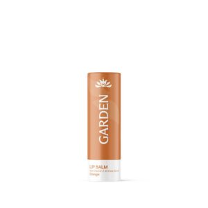 Το Garden Juicy Lip Balm Orange 5,2 g διαθέτει λευκό κείμενο και αναζωογονητική γεύση πορτοκαλιού, εμπλουτισμένο με βιταμίνη Ε και βούτυρο καριτέ για λεία χείλη.