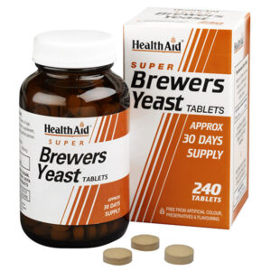 Ένα μπουκάλι και ένα κουτί Health Aid Brewers Yeast 240 tabs, με τρία δισκία μπροστά.