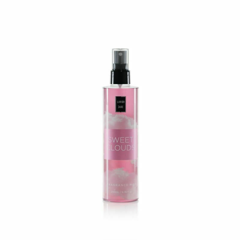 Lavish Care Fragrance Mist Sweet Clouds 200 ml Το Lavish Care Fragrance Mist Sweet Clouds 200 ml διαθέτει ένα διάφανο μπουκάλι ψεκασμού με σχέδιο ροζ σύννεφο, προσφέροντας μια απολαυστική εμπειρία αρώματος.