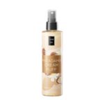 Ένα μπουκάλι 200 ml Lavish Care Macadamia Cream Puff Fragrance Mist με ακροφύσιο ψεκασμού και μπεζ ετικέτα.