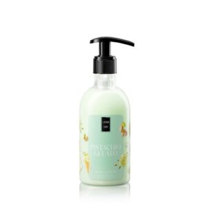 Το Lavish Care Pistachio Gelato Body Lotion 300 ml διατίθεται σε μπουκάλι με αντλία και διακοσμητική ετικέτα.